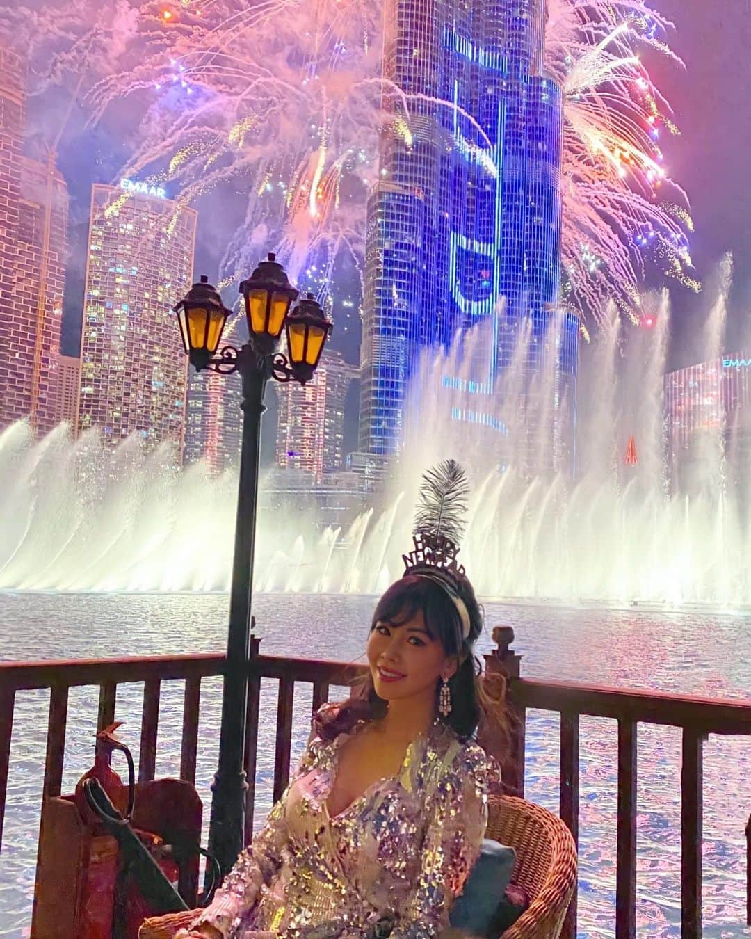 Rieのインスタグラム：「✨Happy New Year 2021✨  カウントダウンパーティーは、今年は子供達も全員ドバイに集まり今までで最高でした！  Burj Khalifaの花火とドバイファウンテンが目の前のレストランのテラス席を貸し切って行いました🙌  @jwdtravel   #newyearseve #ドバイカウントダウン #fireworks  #countdown #ドバイ #ドバイ旅行 #ドバイ観光 #ドバイインスタ映え  #ドバイ生活  #ドバイグラム  #ドバイ在住 #海外暮らし #海外旅行 #海外旅行好きな人と繋がりたい  #タビジョ #ビジットドバイ  #middleeast  #dubai #dubaitrip #dubaigram  #dubailife #dubaiinstagram  #mydubai #visitdubai」