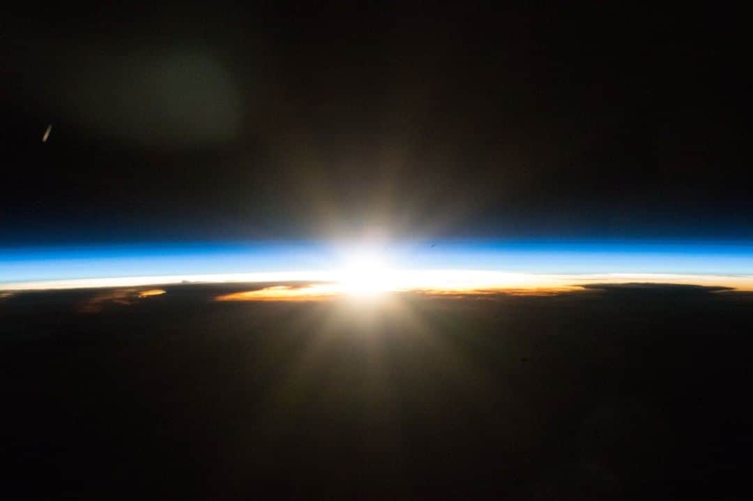 国際宇宙ステーションさんのインスタグラム写真 - (国際宇宙ステーションInstagram)「Happy New Year! The station orbits the Earth at 17,500 miles per hour (28,000 kilometers per hour) enabling the crew to see 16 sunrises and sunsets each day.  #sunrise #earth #happynewyear #happy #new #year #international #space #station #nasa #roscosmos #jaxa #esa #csa #unitedstates #russia #japan #europe #canada」1月2日 3時05分 - iss