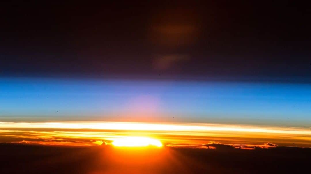 国際宇宙ステーションさんのインスタグラム写真 - (国際宇宙ステーションInstagram)「Happy New Year! The station orbits the Earth at 17,500 miles per hour (28,000 kilometers per hour) enabling the crew to see 16 sunrises and sunsets each day.  #sunrise #earth #happynewyear #happy #new #year #international #space #station #nasa #roscosmos #jaxa #esa #csa #unitedstates #russia #japan #europe #canada」1月2日 3時05分 - iss