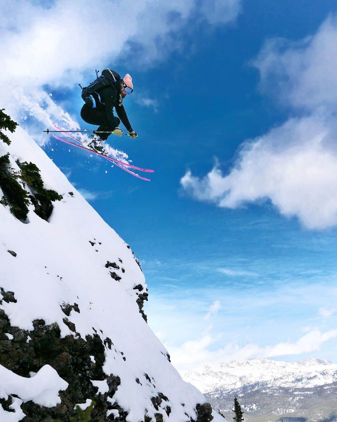 のインスタグラム：「Dropping into 2021 like....  #2021 #marmotpowclub #marmotclubambassador  photo: @bfredlund」