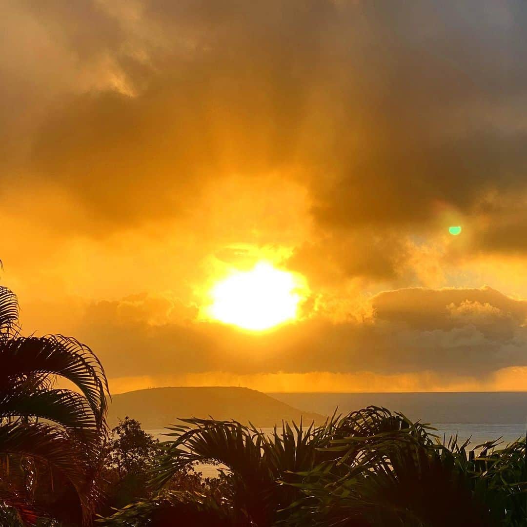 マキ・コニクソンさんのインスタグラム写真 - (マキ・コニクソンInstagram)「Happy New from Hawaii🎉 ハワイもやっと2021年になりました！🎍🎍  朝方雲が多かったからどうかな？って思っていたけどなんとか初日の出が見れました！🌅虹🌈ちゃまも顔を出してくれたよ！😊 ストーリー見てね！  2021年は新しい気持ちで リフレッシュ スタート！👍🏼 沢山わくわくする事を考えて自分の モチベーションをは”自分”で上げて 行きましょう！👍🏼  ハッピーになるのもアンハッピーになるのも全て自分次第ですよ！ポジティブ脳に変えて常にハッピーな自分と仲良くしよう！😄  今年の目標や抱負は去年同様 まずは”健康第一です！” 健康じゃないと何も出来ないから まずはそこから！👍🏼  その次は”思いやり”を持って、 その人の気持ちになって接する事！ 特に言葉って一言一言が大切！ 相手の気持ちになって慎重に 言葉選びをしよう！😊 同じ”有難う”でも感謝の気持ちを持って “有難う”って言おうね！🙏🏻  今年も沢山のハワイをシェアしていきます！🌺🤙🏼  こんな私ですが今年も どうぞ宜しくお願いします！🙇🏻‍♀️ 一緒にアロハッピーな一年を 過ごしましょう！😄🤙🏼  #新年明けましておめでとう御座います！⛩ #Happy New Year🎉🎉 #同じ一年ならハッピーな一年を過ごそう！ #ハッピーを皆んなでまわそう！😊 #エアハワイ🌺  #アロハッピー😄🤙🏼  #ハワイのおすそ分け🤙🏼」1月2日 3時28分 - makikonikson