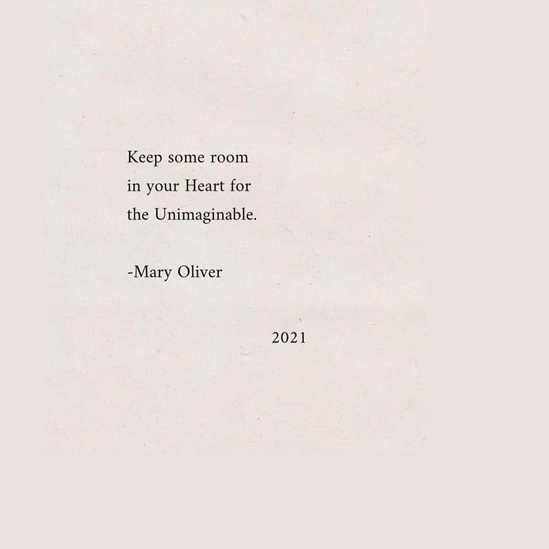 ベス・ベアーズのインスタグラム：「#2021. I don't know about you but the sun seemed to be shining brighter this am and the birds seemed to be singing louder at our house today!   Thanks @emmarollinmoore for this from my favorite poet!」