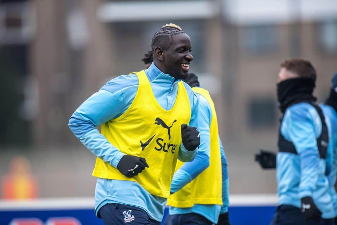 のインスタグラム：「First day of the year at work 👊🏿The better place 😉 !!! Happy New Year to all of you my friends 🙌🏿 #TeamSakho」