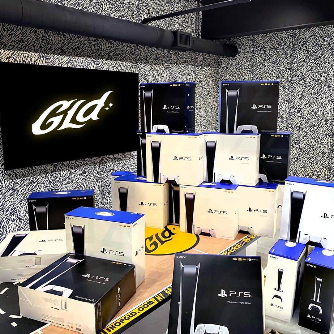 ソウルジャ・ボーイ・テレムのインスタグラム：「It’s 2021!!! I teamed up with @shopgld to give away 21 PS5’s.. All you have to do is find this photo on @shopgld feed, tag 3 friends in the post, and make sure you are following following me and @shopgld (we will check). They will be announcing the winner Jan 8 so turn on their post notifications.」
