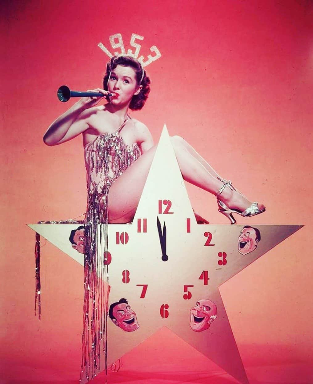 デイジー・ロウのインスタグラム：「Happiest New Year 💖 2021- we got this like Debbie Reynolds sat on a Star  💫 🌟💫」