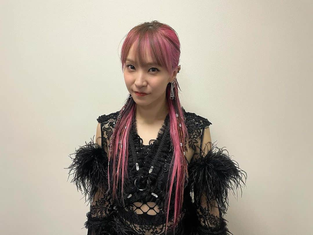 LiSAさんのインスタグラム写真 - (LiSAInstagram)「髪は、31日の朝から  たばたさんデザインを、りかさんと、妹のゆいが手伝ってくれて  沢山エクステを作ってつけたり、ドレッドをつけたり、ピアスやアクセサリーを付けて作ってくれた  力作です。  戦う気持ちと、敬意を込めて。  #紅白　#りさへあめいく　#たばたばへあー　 @tabatabamake  @rica406  @xyui_olivex」1月2日 3時34分 - xlisa_olivex