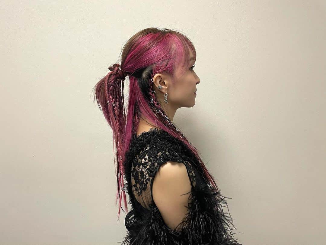 LiSAさんのインスタグラム写真 - (LiSAInstagram)「髪は、31日の朝から  たばたさんデザインを、りかさんと、妹のゆいが手伝ってくれて  沢山エクステを作ってつけたり、ドレッドをつけたり、ピアスやアクセサリーを付けて作ってくれた  力作です。  戦う気持ちと、敬意を込めて。  #紅白　#りさへあめいく　#たばたばへあー　 @tabatabamake  @rica406  @xyui_olivex」1月2日 3時34分 - xlisa_olivex
