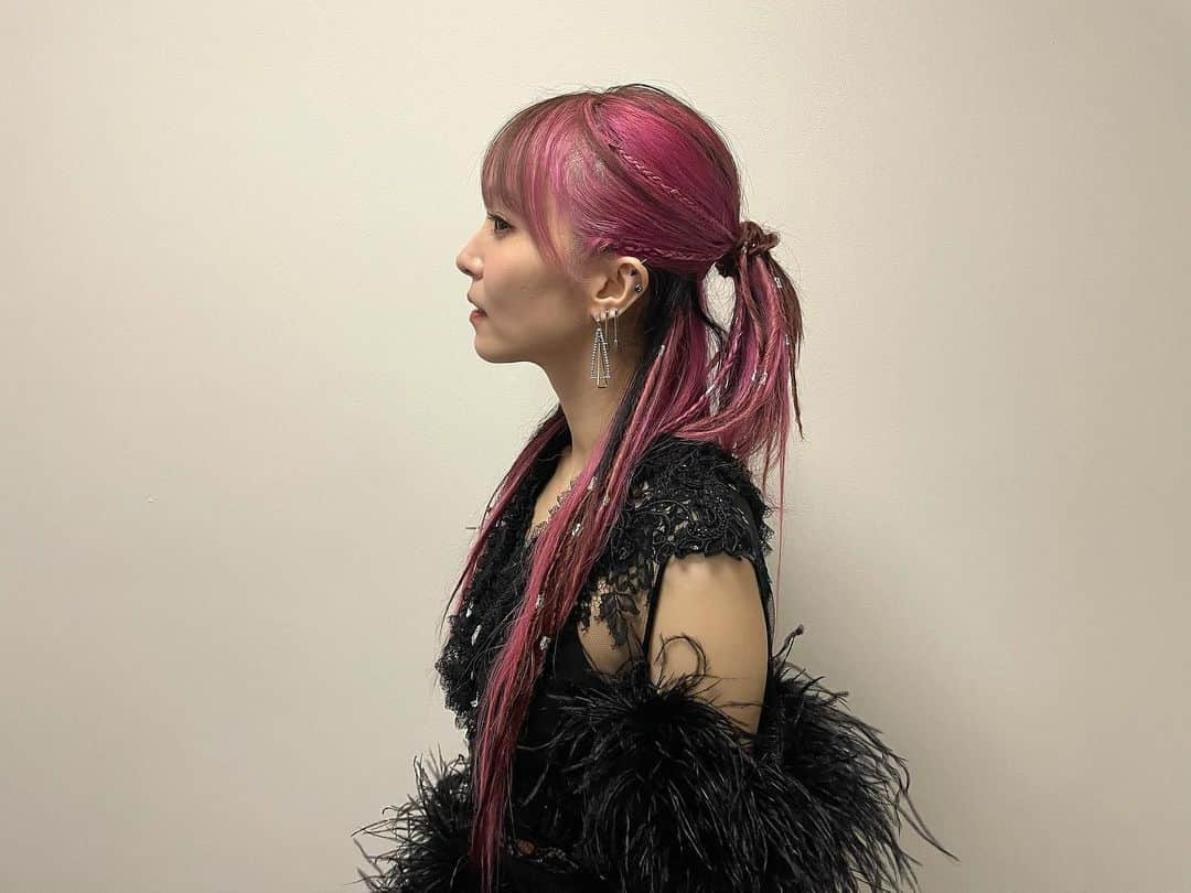 LiSAさんのインスタグラム写真 - (LiSAInstagram)「髪は、31日の朝から  たばたさんデザインを、りかさんと、妹のゆいが手伝ってくれて  沢山エクステを作ってつけたり、ドレッドをつけたり、ピアスやアクセサリーを付けて作ってくれた  力作です。  戦う気持ちと、敬意を込めて。  #紅白　#りさへあめいく　#たばたばへあー　 @tabatabamake  @rica406  @xyui_olivex」1月2日 3時34分 - xlisa_olivex