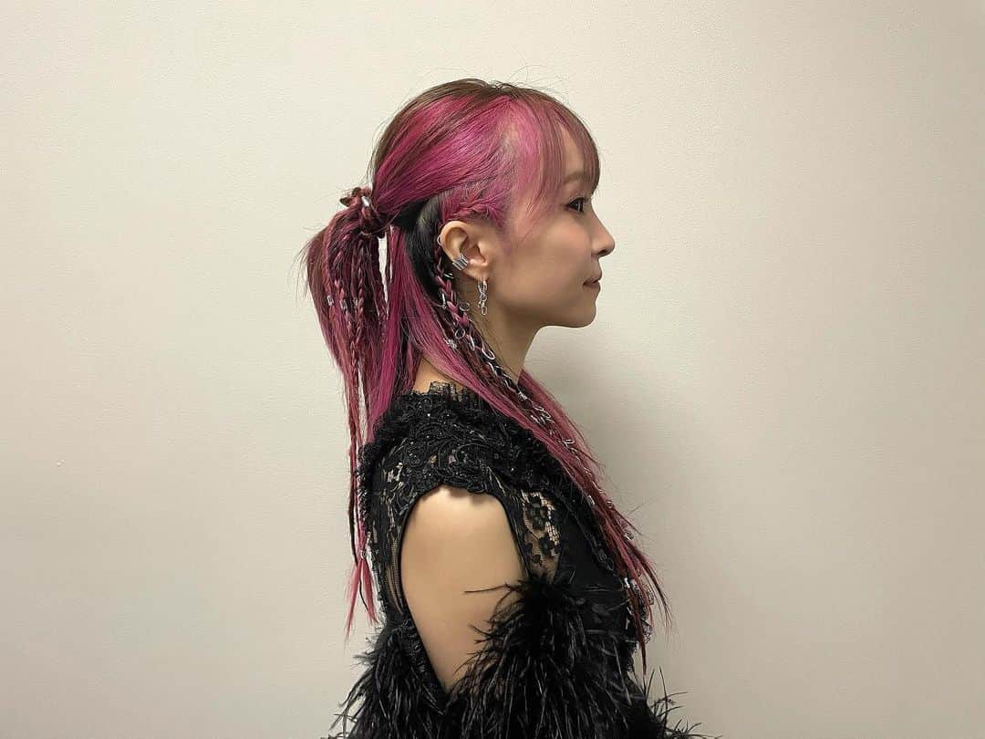 LiSAさんのインスタグラム写真 - (LiSAInstagram)「髪は、31日の朝から  たばたさんデザインを、りかさんと、妹のゆいが手伝ってくれて  沢山エクステを作ってつけたり、ドレッドをつけたり、ピアスやアクセサリーを付けて作ってくれた  力作です。  戦う気持ちと、敬意を込めて。  #紅白　#りさへあめいく　#たばたばへあー　 @tabatabamake  @rica406  @xyui_olivex」1月2日 3時34分 - xlisa_olivex