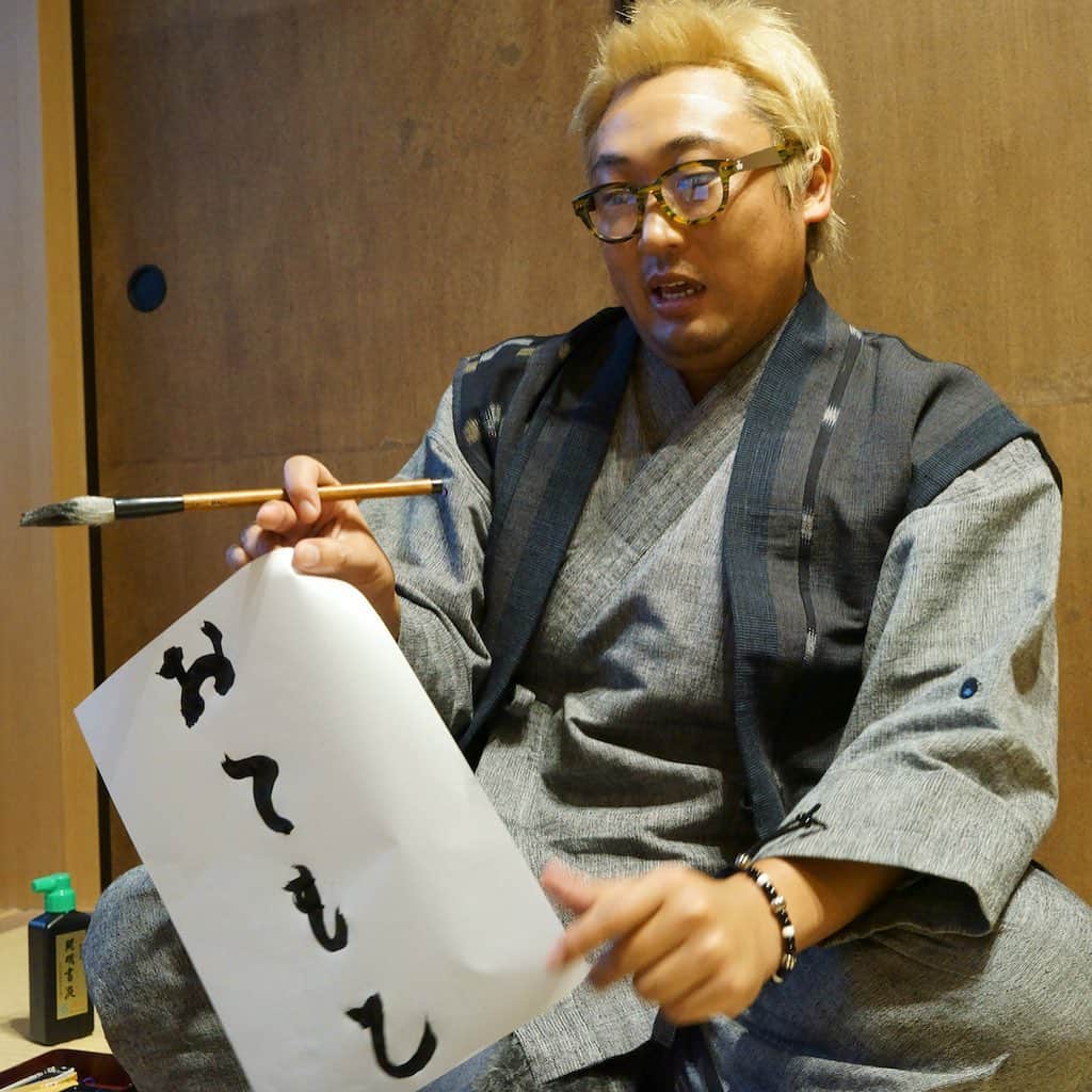 クリエイターズ・ファイル公式（ロバート秋山）さんのインスタグラム写真 - (クリエイターズ・ファイル公式（ロバート秋山）Instagram)「・ 1月2日は、書き初め。 ・ 文字を通じて人の心を探る書の達人、竜斎雲。 ・ 『弟子が地方のビジネスホテルで電話をしながら、無意識に書いたであろうメモを見つけたんです。 「ゆみ、 ゆかり、すぐOK。さくら、やよい、 2時間後。かな、埋まっている」とメモしていましたよ。』 無意識に書いた字は、その人の心境を最もよく表していると語っているのは有名な話。 ・ では、竜斎雲は普段、雑誌などに出るときは何という肩書きを名乗っているでしょう?! ・ 答えは明日の投稿の最後で! ※昨日のクイズの答え→「カオマンガイや韓国の軍隊鍋」 ・ #クリエイターズファイル #竜斎雲 #書き初め #書道 #書 #習字 #漢字 #文字 #字 #心 #クリエイター #クリエイティブ #写真日記 #日記 #記念日 #ダイアリー #クイズ #サプライズ #ザテレビジョン」1月2日 14時25分 - creatorsfile_officialgoods