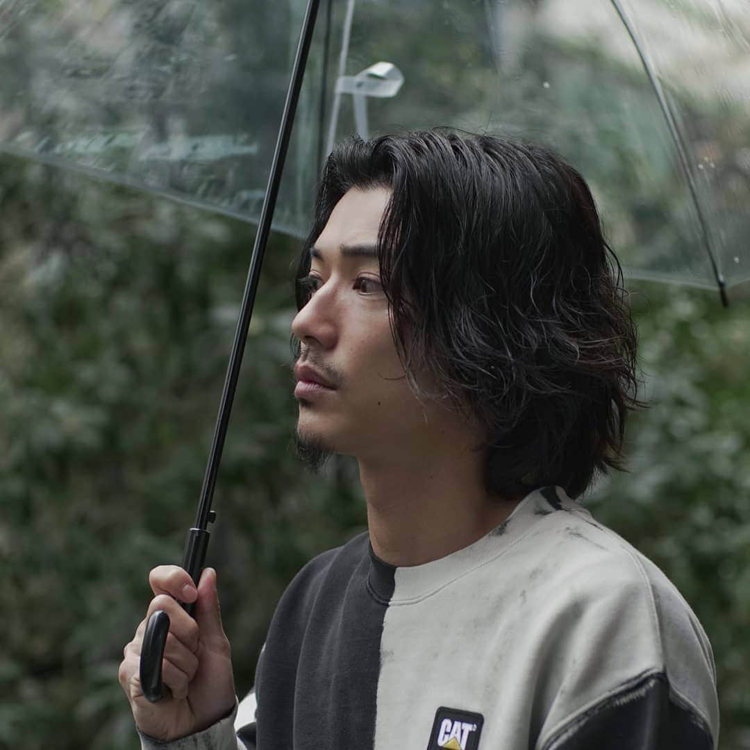 山田悠介さんのインスタグラム写真 - (山田悠介Instagram)「雨上がり  #山田悠介 #ヤマダユウスケ #俳優 #actor #ポートレート #portrait #タバコ #cigarette #作品撮り #雨 #rainyday」1月2日 14時26分 - yamadayusuke_0729
