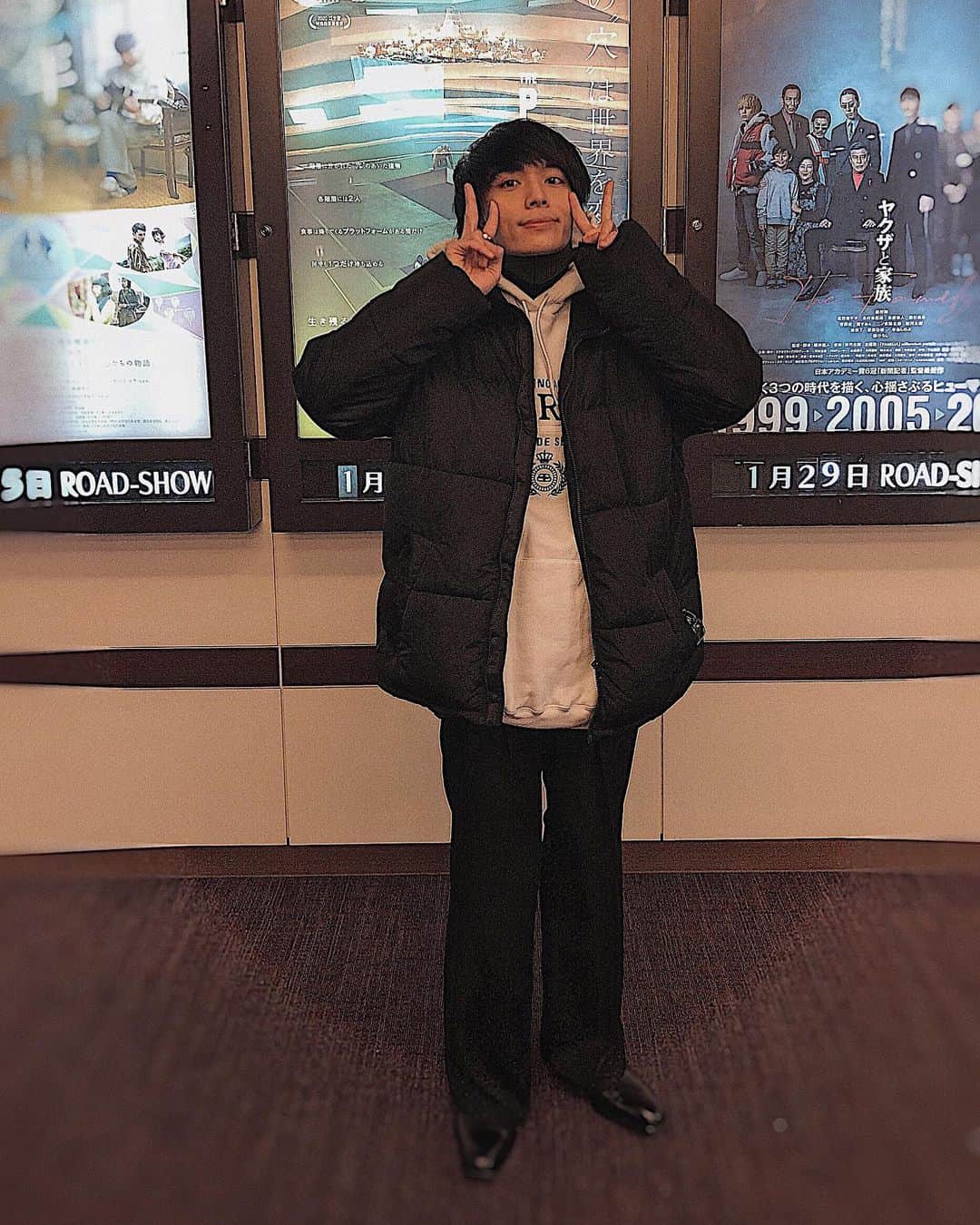 岡田隆之介のインスタグラム：「元旦は夜中に母と妹から急に連絡きてレイトショーで映画見てきたよ😂  今流行りの鬼滅の刃！！！！！  興行収入で千と千尋を抜いて一位だとか！？ 感想はそりゃもう数字が物語ってるようによかったです☺️  これは嘘じゃないからね？！ 本当に見たからね？？ . . . . .  #instagood #instalike #like4like #like #ootd #ootn #followme   #モデル #サロモ #サロンモデル #メンズファッション #ファッション #お洒落さんと繋がりたい #韓国好きな人と繋がりたい #ファインダー越しの私の世界 #フォロミー  #いいねした人で気になった人フォロー #黒髪 #マッシュ男子 #雰囲気好きな人いいね #雰囲気推してください  #いいね返し #アイドル  #balenciaga #鬼滅の刃」