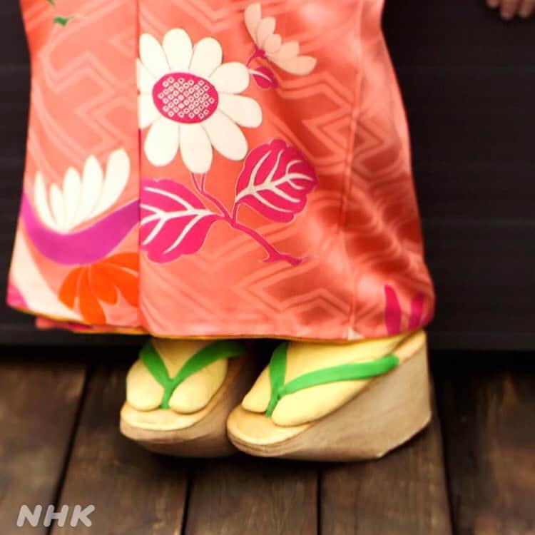 NHK「世界はほしいモノにあふれてる」さんのインスタグラム写真 - (NHK「世界はほしいモノにあふれてる」Instagram)「＼斬新KIMONO × 初詣気分⛩／  いつもと違う、今年の正月。 本当は着物を着て、初詣に行きたいけれど、、 せかほしスタッフ、今年は、 おうちで妄想初詣をすることにしました🐶  めくるめくKIMONOの世界を 以前案内してくださった シーラ・クリフさん。 その斬新コーデを見ながら、妄想初詣へ☺️  大きな花柄が印象的！ 足下には舞妓さんのようなぽっくりを合わせ、 頭には簪で トラディショナルな印象に。  帯は大胆な紫と銀色のうろこ模様 それに濃いピンクの帯締めを合わせて 色味のバランスを取っています。  幾つになっても好きな色と柄を楽しんで行ける。 これが着物の魅力のひとつですねー🍀  来年こそは、着物でおでかけへ！ みなさんは、どこに初詣へ行きたいですか✨  #JAPAN #KYOTO #京都 #KIMONO #着物 #初詣 #せかほし #世界はほしいモノにあふれてる #nhk #木曜　#２２時３０分 #sekastagram」1月2日 13時03分 - nhk_sekahoshi