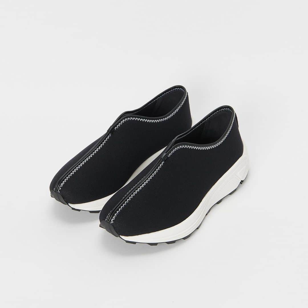エンダースキーマのインスタグラム：「2021ws(winter/spring) will be at stores from the 9th of Jan﻿ *flagship stores @sukima_shop and retailers in Japan﻿ *abroad mid Mar﻿ ﻿ model: Kung fu﻿ color: black, black/white, gray﻿ ﻿ #henderscheme #2021ws」