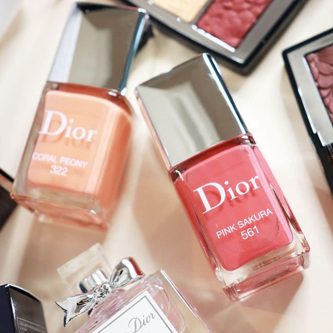 常岡珠希さんのインスタグラム写真 - (常岡珠希Instagram)「Today’s nail  #Dior #ディオールヴェルニ 限定2色、3,000円+税 322 コーラルピオニー CORAL PEONY 561 ピンクサクラ PINK SAKURA  Dior春コスメ、限定2色を使ったネイル。 322コーラルピオニーは白みが加わったコーラル。春感満載。 561はサクラをイメージしたピンク。こっくりカラーなのに重たさなし。  どちらも限定色なので、お早めチェックを〜！  #コスメ #化粧品 #ネイル #セルフネイル #セルフネイラー #ポリッシュ #マニキュア #ネイルポリッシュ #ポリッシュネイル #ディオール #ディオールヴェルニ322 #ディオールヴェルニ561 #CORALPEONY #PINKSAKURA #nail #manicure #nailsmagazin #美活 #美容 #美意識」1月2日 13時07分 - tamaki.tsuneoka