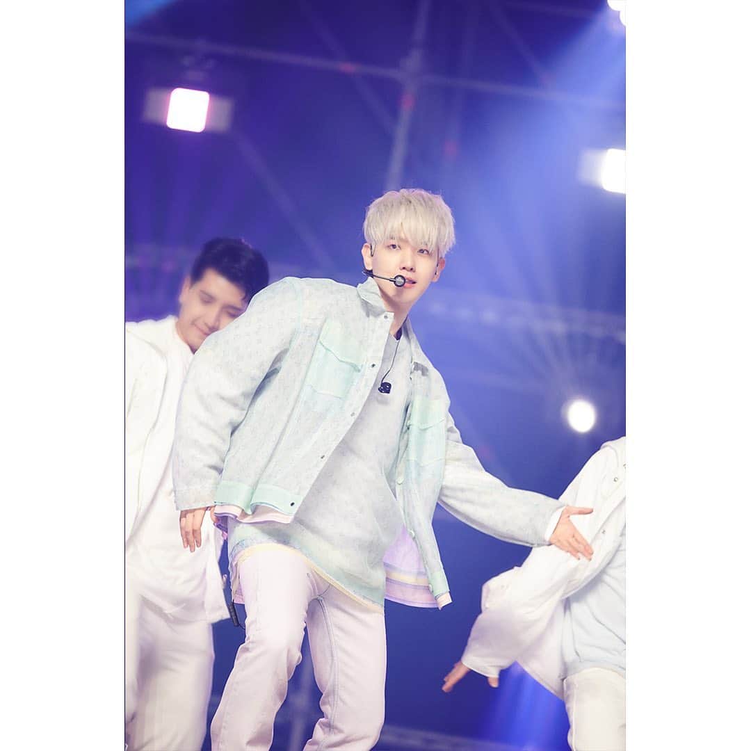 EXOさんのインスタグラム写真 - (EXOInstagram)「SMTOWN LIVE "Culture Humanity" Moments of Kindness Humility and Love 📷 #BAEKHYUN   #SMTOWN_LIVE_Culture_Humanity  #EXO   #SMTOWN_LIVE  #SMTOWN」1月2日 13時10分 - weareone.exo