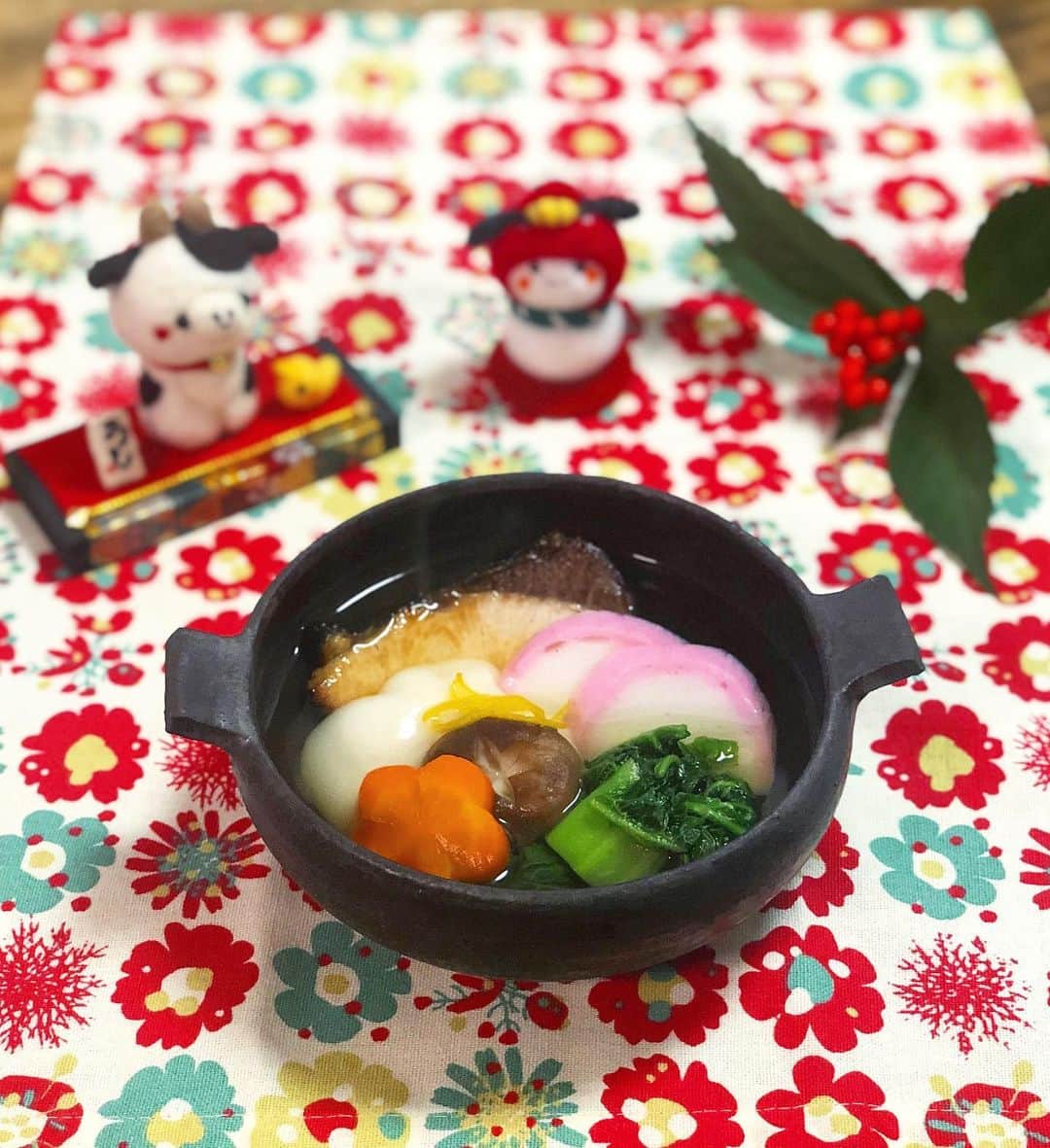 chaako ちゃあこのインスタグラム：「2021.1.2 * * 今日はおうちでゆっくりのんびり。 天気も激悪いだし寒いー。 家の中も暗い(꒪ȏ꒪;) * 昼間なのに照明つけて写真撮りました。 * お雑煮は勿論博多雑煮的な。 鶏肉は入れてないけど、鰤はグリルでサッと焼いて。かつお菜と人参、椎茸、蒲鉾。 * お出汁は茅乃舎の出汁パックで。 普通のと、昆布だしも。あと博多限定のあごだしも。 * 美味しかったー(*≧∀≦) * * *」
