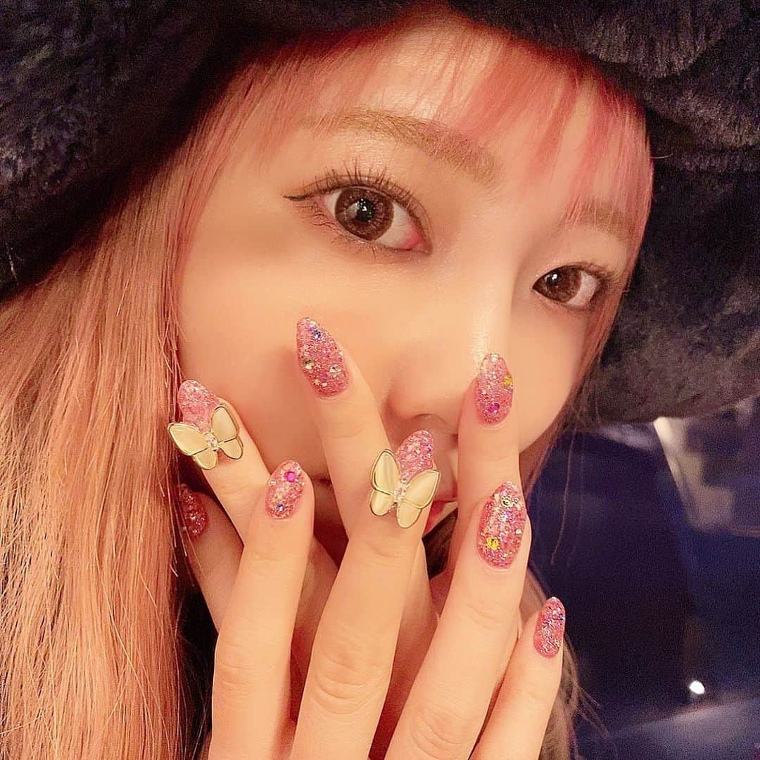 吉澤友貴さんのインスタグラム写真 - (吉澤友貴Instagram)「New nailが激かわな件について🦋 ベースはいろんなラメを混ぜたぴんく💓 カラフルなストーンと蝶々😍 前回の気に入ってたからちょっと変えた感じにしてもらいました☺️  @goddessnail_official  ↑初めて行ったネイルサロンありがとうございました💅❤︎  #ネイル#ラメネイル#フラッシュネイル#蝶々ネイル#バタフライネイル#ピンクネイル#ストーンネイル#埼玉#大宮#大宮ネイル#大宮ネイルサロン#埼玉ネイル#埼玉ネイルサロン#ネイルサロン」1月2日 13時11分 - yuki_yoshizawa_