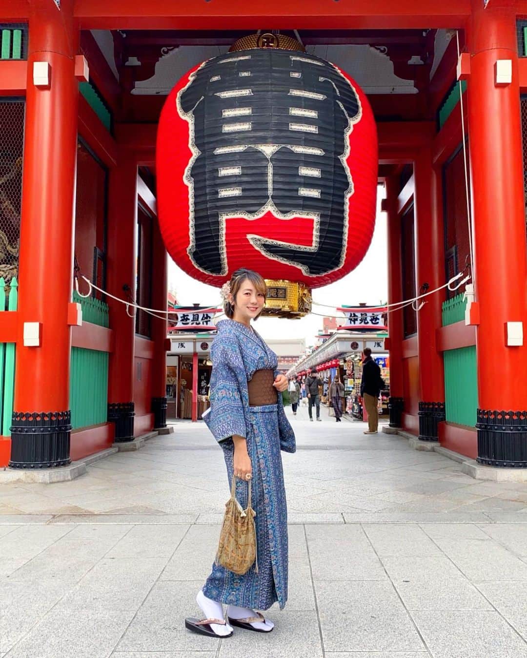 のインスタグラム：「☆☆☆  改めてあけましておめでとう御座います  今年も自分のペースで日々を過ごしていきたいと思っています お付き合いよろしくお願いします！  去年浅草に @shizuka.watanabe  @rococo39  @l.lily1013 ちゃんと行った時の写真 お正月まであたためてた♡  #あけましておめでとうございます  #今年もよろしくお願いします  #浅草#浅草寺#日本#着物#日本の風景  #japan#kimono#2021」