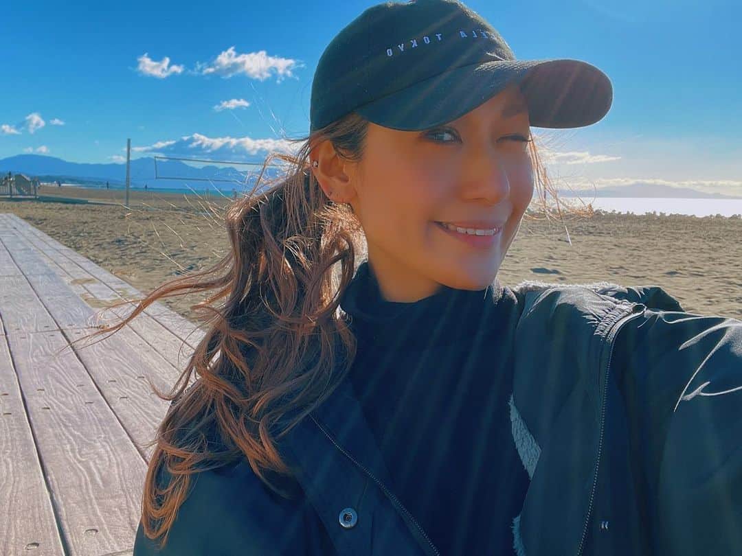 片桐舞子のインスタグラム：「今日は年末できなかった部屋の模様替えしてる‼︎  昨日は元日から海で運動っていう すこぶる健康的な新年のスタートでしたw  天気良くて気持ちよかったー🎈🎈🎈  ストーリーズで、新年恒例？の質問アンサーやってます💚 投稿消えるまで質問OKだよ🙆🏼‍♀️  #半年に一度ペースで模様替えするから#家具の移動ひとりでできる#男手がほぼ必要ない#か弱さどっかに置いてきた#拾いに行かなきゃ#いなくなってないといいな」