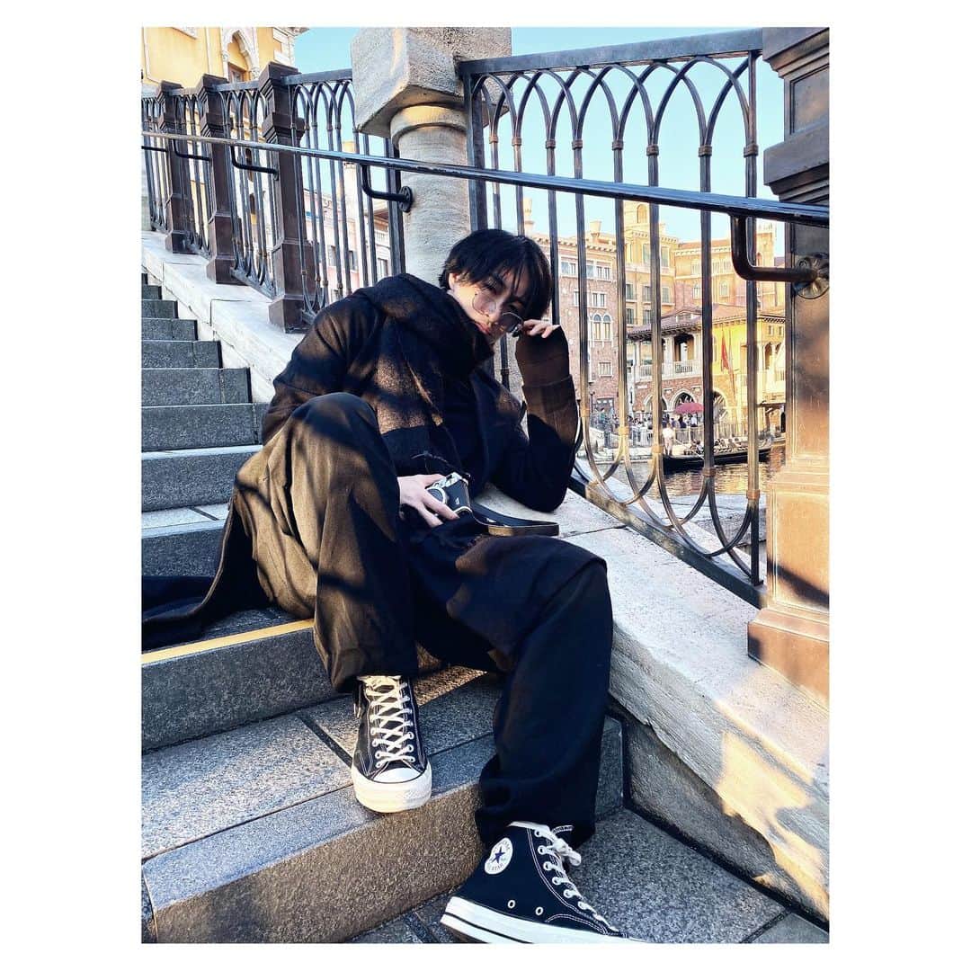ロビンのインスタグラム：「Happy new year 明けまして、おめでとうございます。  今日から仕事始め  2021もよろしくお願い致します  Coat: @clane_official  Pants: @miharayasuhiro_official  Shoes: CT70」