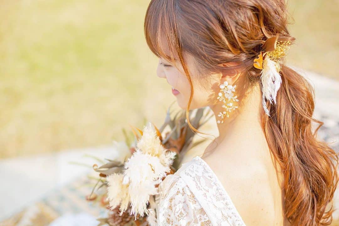 結婚式場ブランレヴュー宇都宮アクアテラスのインスタグラム：「.﻿ ドライフラワーでアイテムを統一＊﻿ ﻿ ブーケとヘッド装花がとってもお洒落です❤︎﻿ ﻿ 背中がV字型にあいたウエディングドレスに﻿ ふんわりとまとめたヘアスタイルが相性ばっちりです♩﻿ ----------------------------------------﻿ ﻿ 今日からのブライダルフェアは新春BIG！﻿ ご来館限定でギフト券最大10000円！﻿ ﻿ 【お正月限定の豪華特典盛り沢山❤︎】﻿ ﻿ ﻿ 詳細は下記▽▽﻿ https://www.dearswedding.jp/blancrevue/fair/﻿ ﻿ リニューアルしたNewチャペルのご見学もお楽しみに♩﻿ ﻿ プロフィールからご覧いただけます！ @blancrevue_wedding」