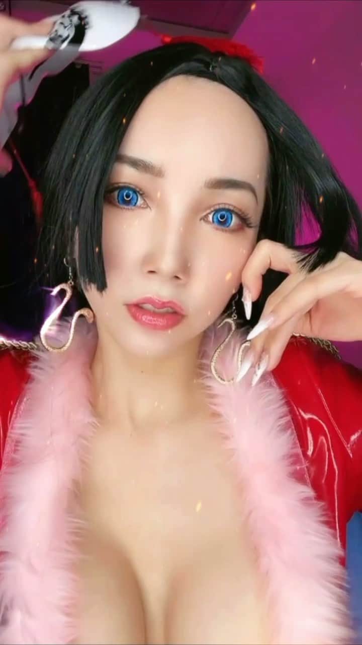 のインスタグラム：「Every guys❤️ Happy New Year! 🔥⛩ This year I will start with a new costume!✨✨✨✨  Every guys pays attention to me💋  I'll get what I want!🤌🏻❤️  #happynewyear  #2021 #boahankockcosplay  #onepiececosplay #ハンコックコスプレ #JCG  @cosplay_style  @onepiece_staff」