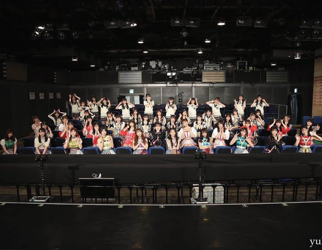 渋谷凪咲さんのインスタグラム写真 - (渋谷凪咲Instagram)「昨日は #NMB48劇場 の 10周年記念日でした🐅✨ . そんな大切な節目に、 毎年公演をさせて頂ける事を 幸せに思います。🌼 . ですが今年は例年とは違い、 配信になってしまいましたが、 大切なファンの皆様の顔を思い浮かべながら、 気持ちが届くように公演させて頂きました🌼 . . そして！ 今年もNMB48は止まる事を知りませんでした、、💦 . 新プロジェクト #ナンバトル が発表されました⚔🔥 . 今までのチームを解体し、新たに抽選で決めた 6つのグループに分かれてバトルを開催します！！！ . . その抽選をする、 メンバーリアル大パニックの様子が NMB48公式YouTubeに載っていますので よろしければぜひ☺️💦笑 . . ちなみに私はグループDになりましたよ💗 #グループD推し ！ 宜しくお願い致します🙆🏻‍♀️ . . 今年もNMB48は暴れ馬です🐎🔥 . 私達NMB48に振り落とされない様に、 ついて来て下さいね〜🤝笑 . ファンの皆さんからすると、 様々な気持ちがあるかもしれませんが、 一緒に楽しんで頂けると嬉しいです☺️🤝✨ . そんなNMB48でずが、 今年もどうぞ宜しくお願い致します🙏❣️ . . #NMB48 #暴れ馬48 #ソーシャルディスタンスで全員撮ろうとするともう誰が誰だ分からなくなりますね #私も自分がどれだかもう分かりません💦笑 #至急 #ナーギーを探せ🕵🏻‍♀️」1月2日 13時23分 - nagisa_nikoniko