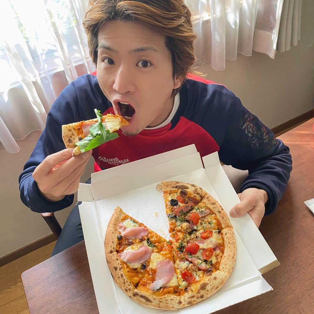 クーニンズのインスタグラム：「・ 正月からピザ🍕食べまくり！ もちろんナポリの窯✨  ナポリさんは2021年の1年間 クーニンズのスポンサーを してくれます‼️  軟式野球を応援してくれる 顧客満足度No.1ピザ屋さんです✨  ナポリピザの宅配では業界1位❗️ ヘルシーでMサイズ一人でいけちゃう。  優勝して祝勝会は ナポリさんのピザを食べたい🍕  みなさんも品質のナポリピザ、 ぜひ食べてください❗️  #ナポリの窯 #クーニンズの窯 #デリバリー #宅配が速い」