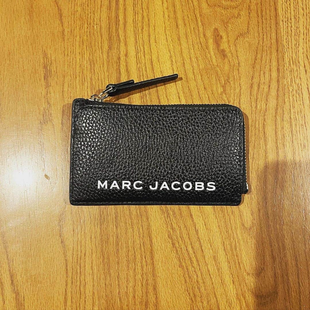 大村まなるのインスタグラム：「new wallet  最近現金もあんまり使わないからカードケースにちょいお札と小銭入るくらいの大きさがちょうどいい感じ  #marcjacobs  #メンズファッション  #デザイン」
