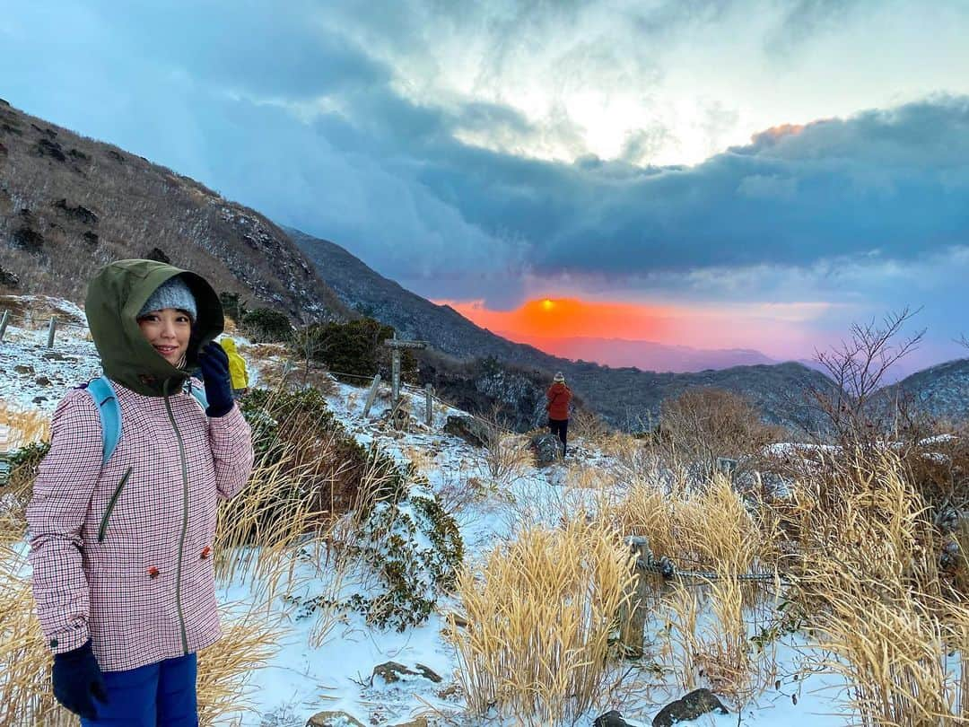 北出恭子さんのインスタグラム写真 - (北出恭子Instagram)「・ ・ 【2021年🌅✨新年あけましておめでとうございます🗻⛩🎍🎌🍶】﻿ ﻿ 温泉で一年を〆、温泉で健やかに新年を迎えられたことが何よりも幸せです♨️✨﻿ ﻿ 新しい時代の幕開けにより世界的に大きな変化がありましたが、自分自身とゆっくり向き合えたことにより、沢山の大きな気付きと行動を起こす準備が整いました‼️✨﻿ ﻿ いつも温かく支えてくれる家族、友人、恩師👨‍👩‍👧‍👧﻿ ﻿ 次のステージアップに向けて、チャンスを与え応援して下さる多くの関係者の皆様には、感謝しかありません❗️🙏﻿ ﻿ 地球のため、日本のため、温泉界のため、愛する人たちのため、1日1日を大切に2021年も全力で生き抜きたいと思います‼️🌍🇯🇵♨️﻿ ﻿ 本年もどうぞ宜しくお願い申し上げます👏  #ahappynewyear #happynewyear2021 #happynewyear #2021 #あけましておめでとうございます #初日の出 #登山 #温泉 #温泉家 #北出恭子 #温泉専門家 #温泉ソムリエ #温泉大好き  #旅行 #旅 #温泉女子 #温泉宿 #法華院温泉山荘 #法華院温泉 #温泉好きな人と繋がりたい #japantrip #nature #snow #mountains #onsen #溫泉 #온천  #hotsprings #spa #kitadekyoko」1月2日 13時29分 - onsen.expert_kitadekyoko