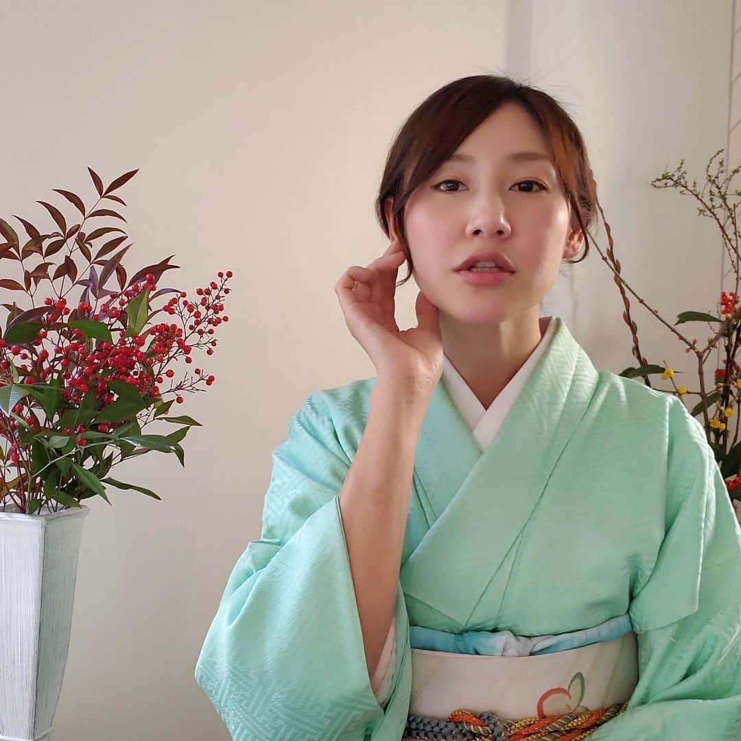 川島令美のインスタグラム：「ヴィヴィアン公式YouTubeにて所属者の皆さんが新年のご挨拶をしており、私も参加しています☺︎ youtu.be/cB5ZoB0CTbA もしよろしければご覧頂けると幸いです。 ＊ 反転動画になっていたのをアップされてから気付いたので、合わせが逆ですが…久しぶりにお着付けしたけれど忘れていることも多々。離れると着物周りの所作もどんどん忘れていくので（老化か！）、今年は学び直しの年にできたらよいなと思います（もちろん新しいことも！）。」