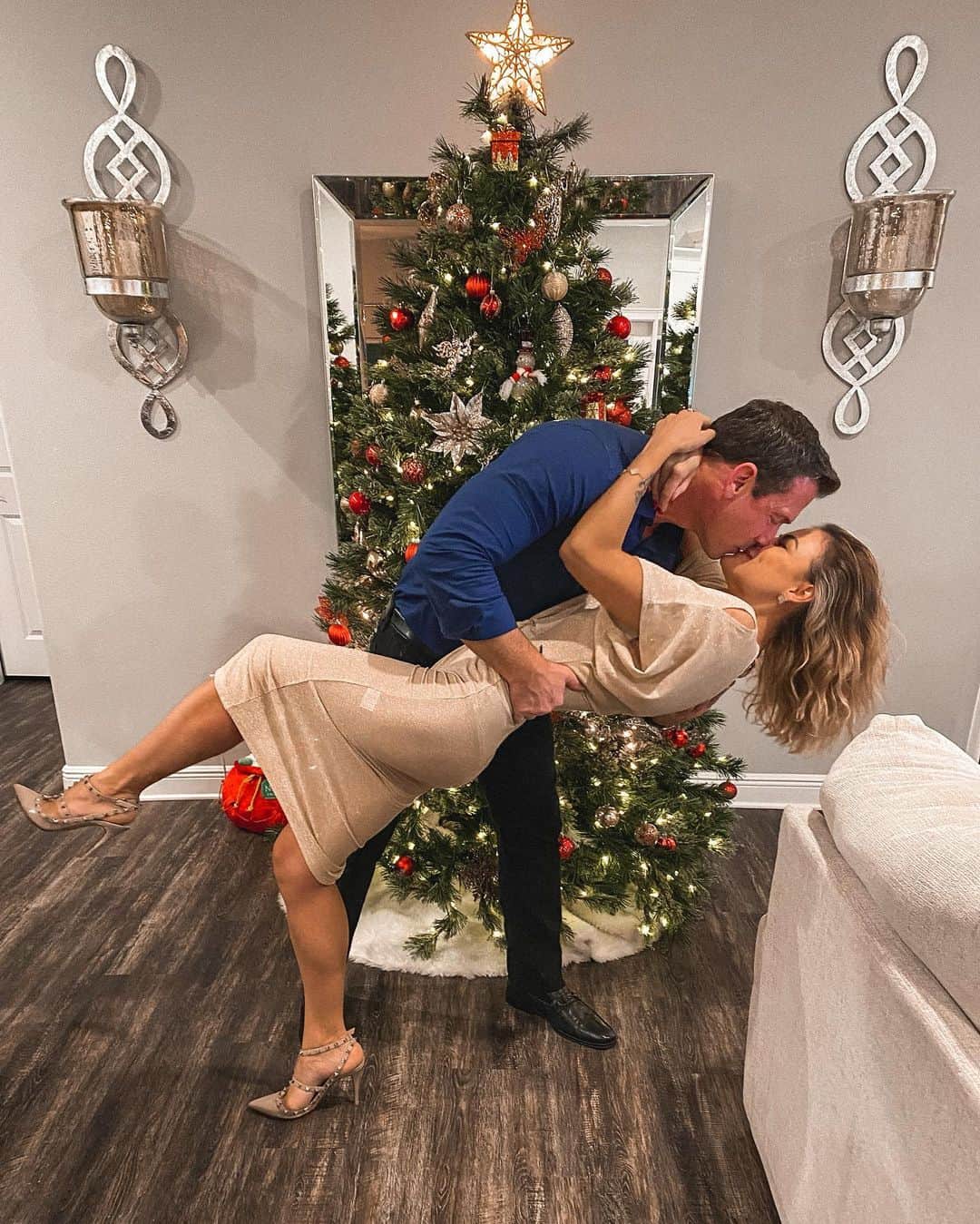 Anna Starodubtsevaのインスタグラム：「All I want for Christmas is you ❤️. ⠀ Никогда не сравнивайте себя с другими людьми,тем более с инстаграмщиками 😅. Мы же делимся самыми красивыми и счастливыми моментами,а вся работа ,которая проделывается над отношениями ,все проблемы остаются за кадром. Пожалуйста,дорогие мои,не идеализируйте людей и чужие отношения.Ничего идеального не бывает.Есть лишь два человека,которые очень хотят чтобы их Love story продлилась как можно Дольше и они прикладывают неимоверные усилия,гибкость,понимание и тд. ⠀ Любые отношения-это постоянная работа,и чем взрослее и сложнее люди,тем сложнее этапы притирки и это нормально,не нужно этого бояться.Я например поняла,что именно работа над собой в отношениях даётся мне сложнее всего.Мне гораздо проще работать над бизнесом 🤪🤷‍♀️,там все понятно. Но я продолжаю работу 🙌.Глупо идеализировать пары на основе нескольких красивых фото в Инстаграм.Если у вас есть сложности,знайте,они есть у всех. Продолжайте работать над собой и над отношениями и мотивируйте своего партнера делать тоже самое и тогда получится гармоничная,счастливая пара.Разговаривайте,обсуждайте проблемы,пытайтесь всегда понять мотивы другого человека в любой ситуации,это поможет проанализировать его поведение,делайте друг другу ежедневные комплименты,говорите о своих чувствах и болях,будьте гибкими. Но!!!Не цепляетесь за людей и не идеализируйте своего партнера дабы избежать глобальных жизненных разочарований... Отношения имеют место быть в вашей жизни только в том случае,если вы счастливы и ваш союз построен прежде всего на уважении,тогда можно решить все остальные проблемы и жизненные неурядицы ВМЕСТЕ (ключевое слово). ⠀ Я выучила этот урок через море боли,но это стоило того.Отношения через боль-это садомазохизм,точно не любовь. Люди встречается,влюбляются,живут,кто-то развивается и растёт вместе,а кто-то в двигается в разных направлениях и тогда пара расходится и каждый идёт своей дорогой и обязательно находит счастье с другим партнёром ( факт)особенно если человек продолжает работать над собой. Главное во время отследить этот момент когда ты понимаешь,что это все,конец,дабы не терять драгоценное время. Продолжение в карусели 👈👈. #anyastar_жизнь」