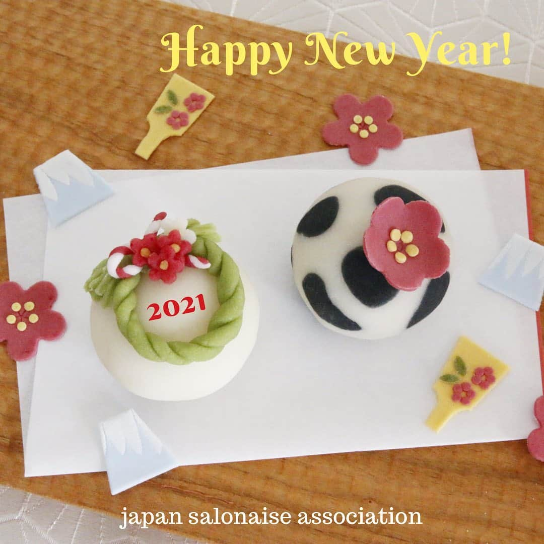 日本サロネーゼ協会さんのインスタグラム写真 - (日本サロネーゼ協会Instagram)「Happy☻໌*✰☻ັNew year☆+｡:.ﾟ . 牛柄&しめ縄の練り切りと雲平を組み合わせた、お正月用の和菓子です。  工芸菓子にも用いられる雲平は、薄く伸ばして型抜きしたり、立体的・繊細なデザインに造形したり、自由自在に形をつくれる優れもの✨(JSAでは食べる目的でつくるため、お味も美味しい♡)  練り切りに乗せたり添えたりすることで、作品作りの幅が広がります。 . 羽子板や富士山、梅の花は雲平でつくりました。講座では、まるで折り紙のように雲平で鶴を折りますよ😊  和菓子教室の中でも、干菓子や半生菓子を学べる教室は、まだまだ少ないようです。 いち早く身につけて、一緒に干菓子、半生菓子の楽しさ・おいしさを広めていきませんか？  🌟新講座リリース🌟  JSA待望の和菓子講座第3弾『干菓子&半生菓子認定講師講座™️』のがスタートいたしました。 通学(表参道・芦屋)・オンライン・全国の干菓子&半生菓子認定教室でご受講いただけます。  【干菓子&半生菓子認定講師講座™️】 和菓子の中でも水分量が少なく日持ちがする干菓子（雲平・落雁・たまご煎餅）と半生菓子（石衣・すはま）を、最短1日(全6回・8時間)で学ぶことができます✨  手軽さや見た目も大切ですが、長い歴史を持つ和菓子の伝統技術や背景、繊細さも日本人として大切に守りたい。 そんな想いから、今回の講座も練り切りアートⓇ・水菓子アート™に続き、和菓子職人を監修者に入れた講座となります。  温度や湿度によって、仕上がりに差が出る干菓子・半生菓子を、ご家庭でも作れるように開発をいたしました😊  彩り豊かで美しい干菓子と半生菓子を箱に詰めれば、まるで宝石箱のような仕上がりに✨  お日持ちのする干菓子・半生菓子は、年末年始のご挨拶や、お祝いごとのプレゼント、ちょっとした手土産や贈り物として、大活躍間違いなし！  日本初の「干菓子&半生菓子認定講師講座™️」を、ぜひ一緒に広めていきましょう。  ご受講お待ちいたしております😊  受講をお悩みのかたは、ぜひオンライン試食説明会にご参加ください❣️  詳しくはこちら💁‍♀️ https://salone-ze.or.jp/information/17304/  ご予約はこちら💁‍♀️(11/18 14時から予約開始) https://web.star7.jp/reserve_new/mobile_yoyaku_101.php?p=82070c7275  #干菓子&半生菓子認定講座 #干菓子 #半生菓子 #和菓子 #日本サロネーゼ協会 #お干菓子づくり  #干菓子作り  #干菓子作り体験  #半生菓子作り #すはまだんご  #すはま #州浜  #雲平 #雲平細工  #和三盆 #和三盆糖  #落雁 #落雁作り  #うちわ煎餅 #たまご煎餅 #石衣 #石ごろも #和菓子作り  #和菓子資格 #和菓子好きな人と繋がりたい  #和菓子教室  #和菓子職人  が監修 #芦屋杵屋 #らくがん」1月2日 13時43分 - japan.salonaise.association