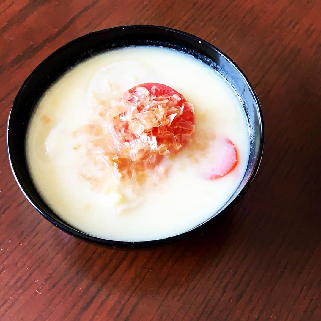 志摩有子さんのインスタグラム写真 - (志摩有子Instagram)「２日目は母譲りの白味噌雑煮。 とろんととろけるような丸餅が美味しい。 これを食べないとやっぱり落ち着かない。  往路は惨敗。 でも無事に走りきることができてよかった。 あとは上がるしかない。  #白味噌雑煮」1月2日 13時45分 - ariko418