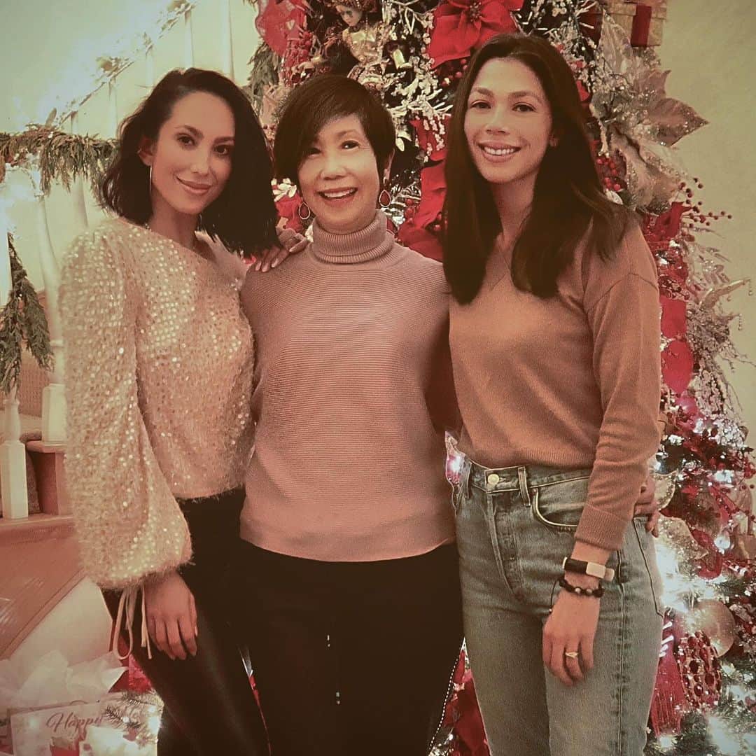 のインスタグラム：「I am thankful for today ❤️ #familytime #happynewyear #2021 . . . OOTD: Top: @majorelle_collection @revolve  Pants: @aritzia」
