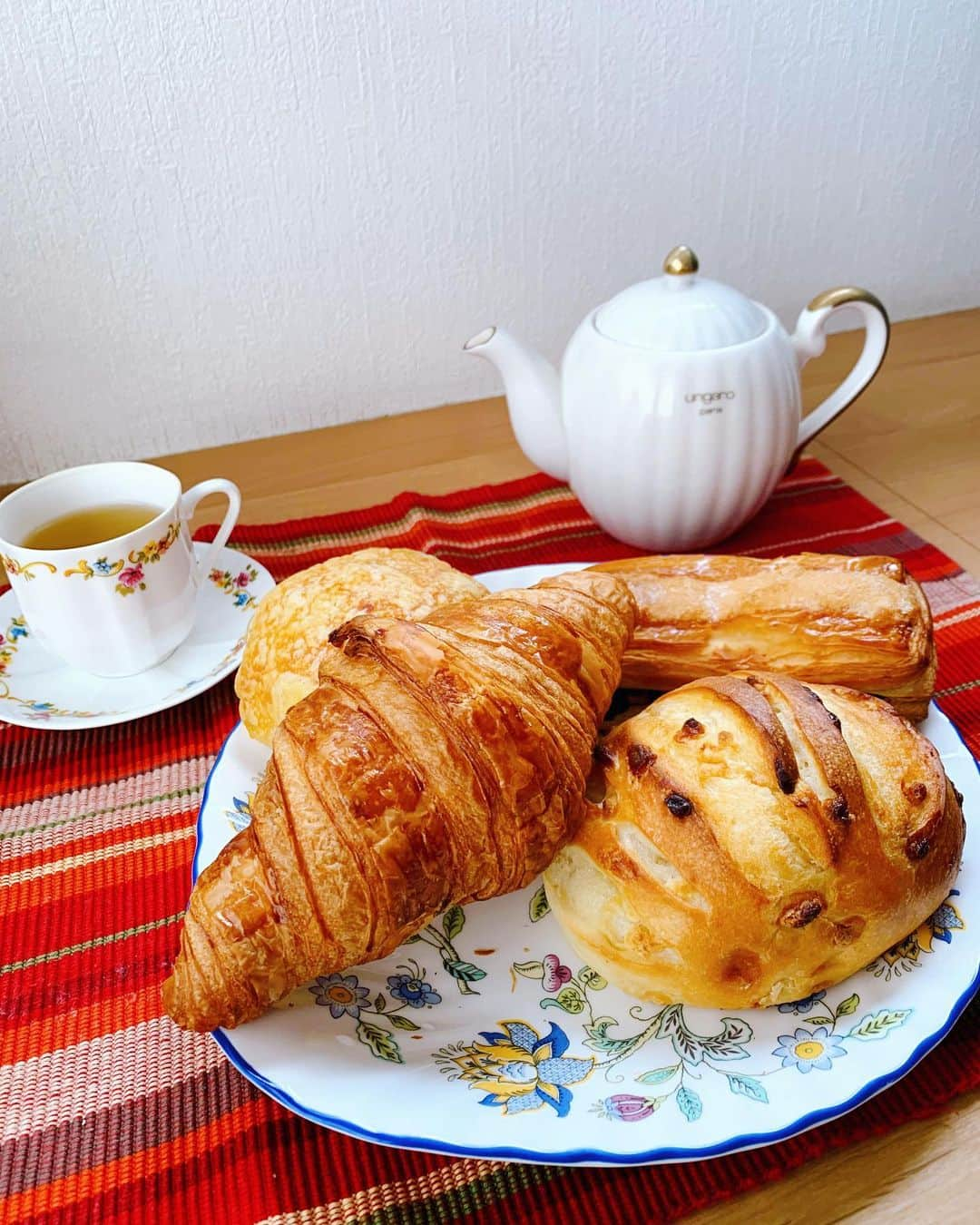 藤原万由子のインスタグラム：「. 大好きメゾンカイザー🍞 . . パンオショコラみたいなやつが、今まで食べたことないパンオショコラみたいで、ほんっとに美味しい。←パンオショコラっていう商品ではなかった😶 . .」