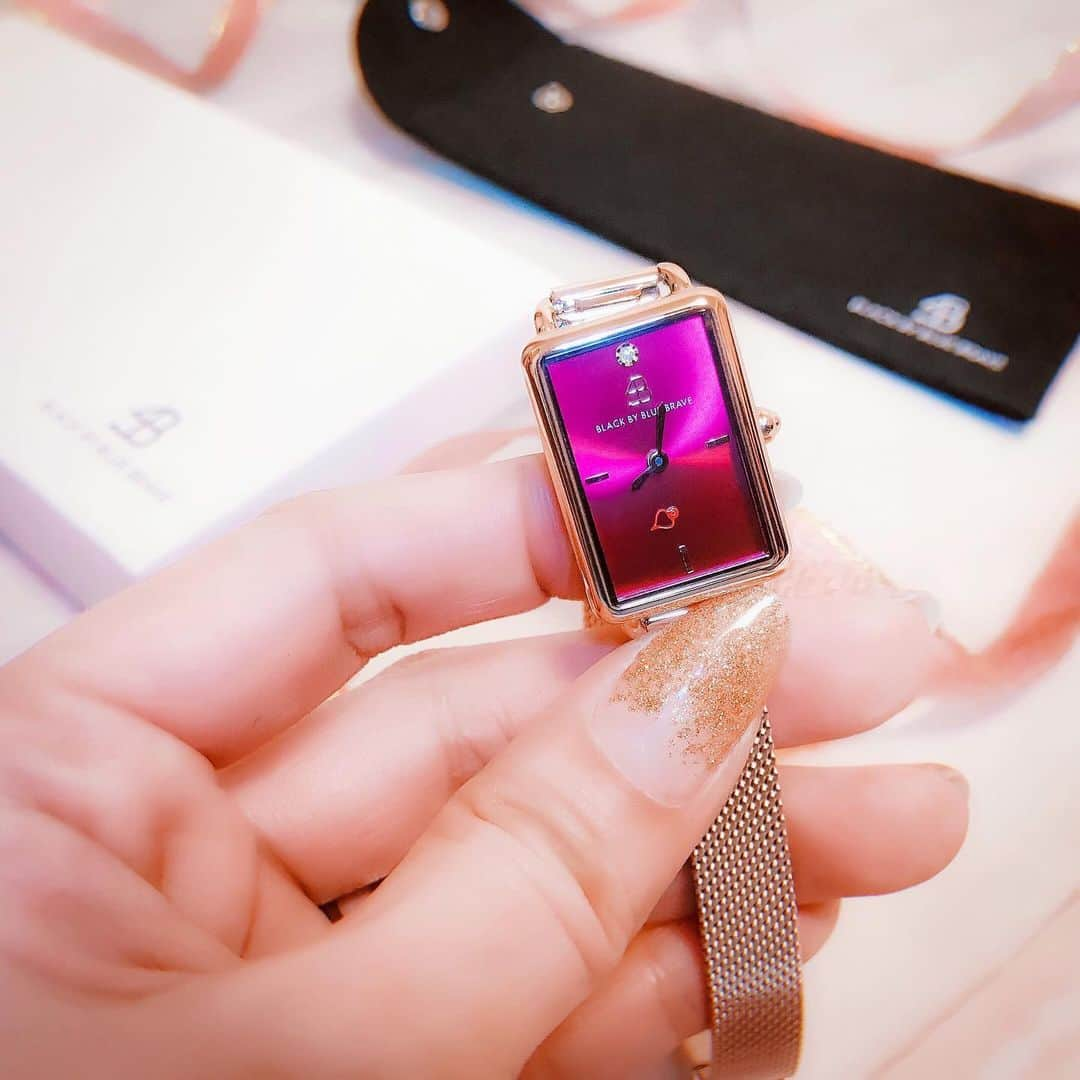 atmmyさんのインスタグラム写真 - (atmmyInstagram)「あけましておめでとうございます😌　 皆様いかがお過ごしですか？私はもりもり食べて元気です🍱🍡  4BWATCHES @4bwatches_japan の時計もとっても可愛いので紹介しますね💌  私が付けてるのは、ローマ神話の女神VESTAからインスピレーションを受けてデザインされたシリーズ 『Vesta Rg Mesh Rosy Dial』です⌚️  深みのある綺麗な赤紫？バーガンディの様な素敵なカラー💖  ドレスにも合うし、きれいめコーデに凄く似合います♪  新年から新しい腕時も良いですね😌  10%OFFクーポンコードあります！  こちら→【atmmylzb36】  (クーポン期限は本日より1年間)  他のカラーや種類も是非チェックしてみてね＾＾ @4bwatches_japan   #4bwatches #腕時計 #時計 #brackbybruebrave #手元 #手元くら部 #新生活 #モヘアニット #ニットコーデ #きれいめコーデ #pr」1月2日 13時51分 - atmmy