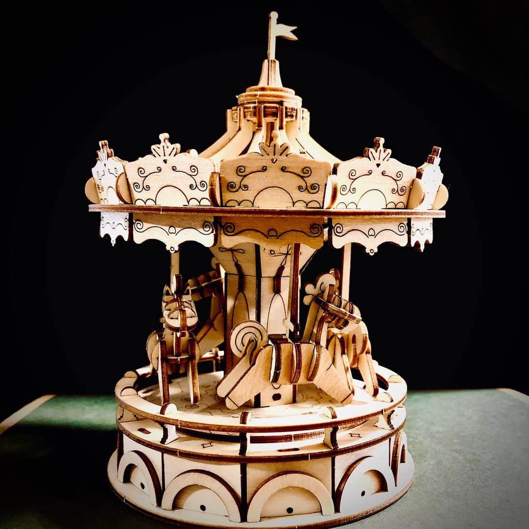井澤惇のインスタグラム：「年末からゆっくり作ってた木製の3Dパズルが完成ー！すごくいい。。！これはハマるかも。 #happynewyear2021  #ありがとうサンタ今度は自分で買うわ #後ろの黒壁はピンクフロイドのレコード」