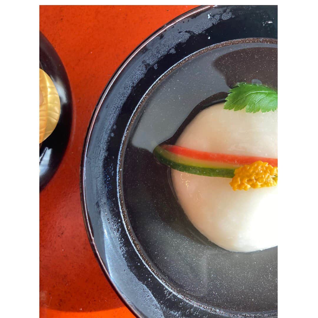 journaleatripのインスタグラム：「ozoni  実家は鰤とかしわが入り 鰹昆布にスルメもいれる丸餅お雑煮。 私は温み綿椀 お餅がぬくぬくお布団のようでかまくらのようでお椀の中に浸かりたくなる  #春夏秋冬おいしい手帖 #餡は鶏と蓮根のつくね」