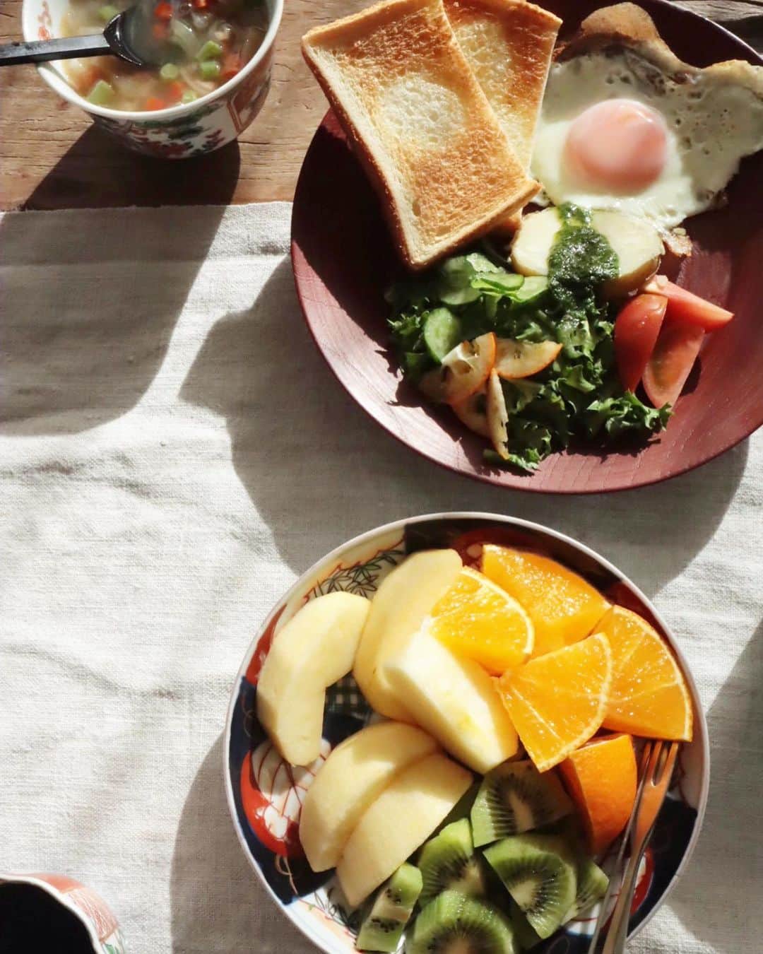 masakiさんのインスタグラム写真 - (masakiInstagram)「Sat.2 Jan.2021 おはよう お正月二日目の朝。 もうカラダが野菜、果物、パンを欲してる。 野菜は細かく刻んでスープに。 しらすにジェノベーゼソース、甘いのしょっぱいの。 器だけお正月風。」1月2日 13時53分 - mogurapicassowols
