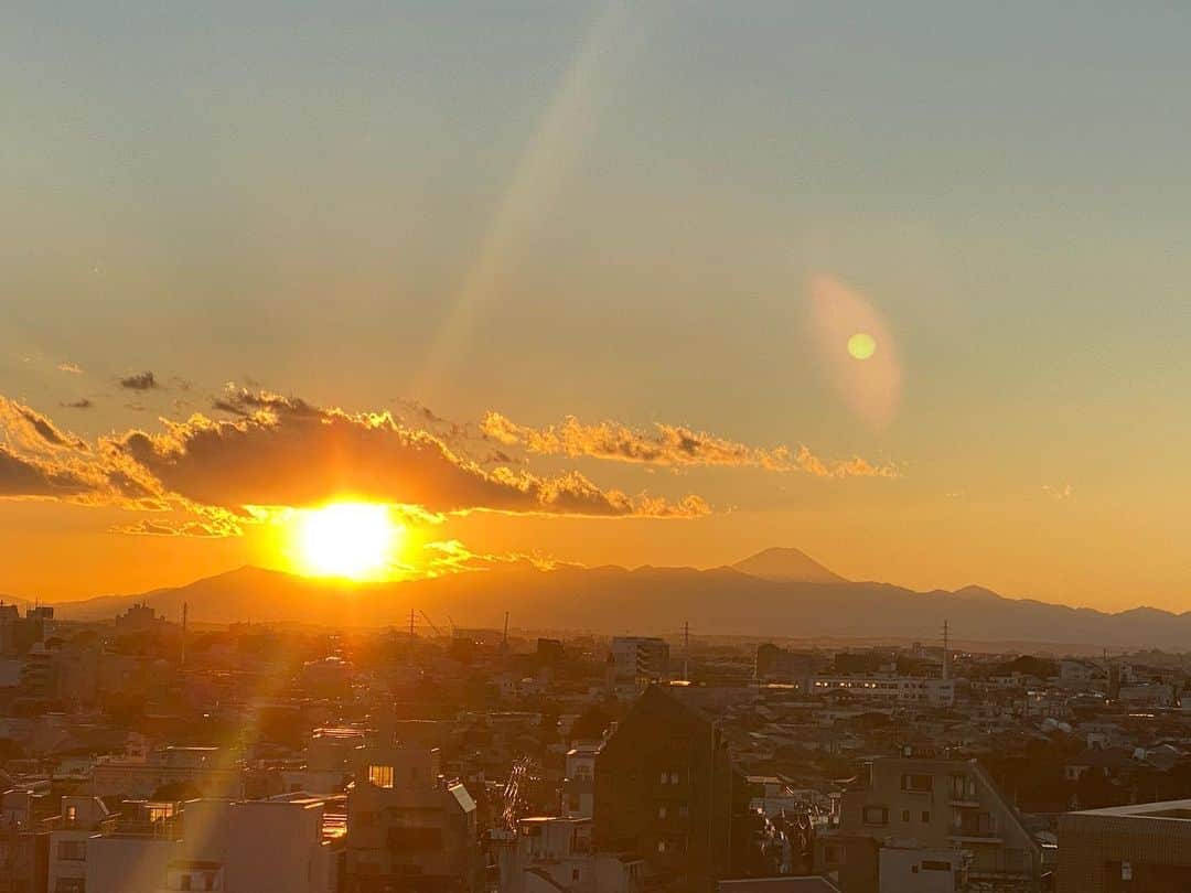 軍地彩弓のインスタグラム：「皆さま本年もよろしくお願いします　2021  毎日の延長だけど、今年の新年は特別に感じます。 去年は色々なリセットの年になりました。引っ越したマンションから見える富士山と空。毎日が美しくて、新しくて、毎日が日常の延長で、幸せの積み重ねなんだと思わせてくれます。 どんなことがあっても、未来は繋がっている。沢山の友人、仕事仲間に恵まれている幸せを年毎に実感します。 本当に感謝🙏🙏🙏  見えない何かに振り回されることなく、一歩一歩歩いて行こうと。 Netflix のCMの「再生の始まり」と言う言葉。 グレートリセットの先の、新しい世界と仲間を作るために、今年は集中しようと思います。  今年も一緒に楽しいことを作っていきましょう！❤️❤️❤️✨✨✨✨✨  愛のある世界へ❤️❤️❤️💕💕💕」