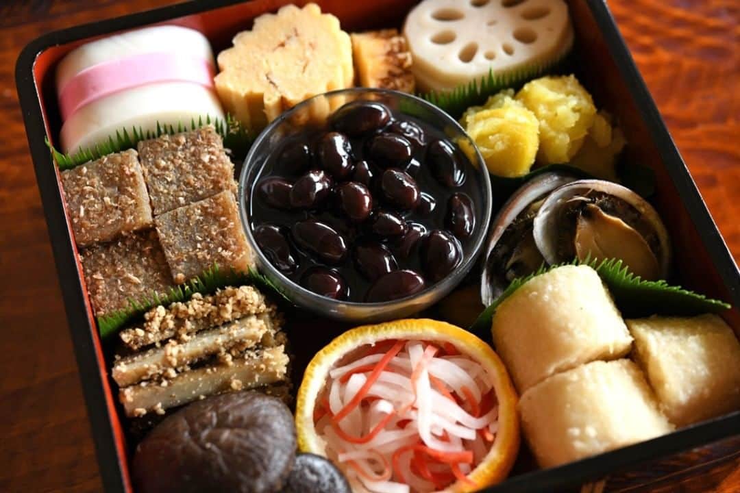 のインスタグラム：「あけましておめでとうございます。今年もどうぞよろしくお願いいたします。2021年の冨田家のおせちはこんなふうでした！プロフィール欄にブログ記事へのリンクを貼ってますので、そちらに詳しくまとめております～  #白ごはんドットコム #おせち料理 #おせち #冨田ただすけ」