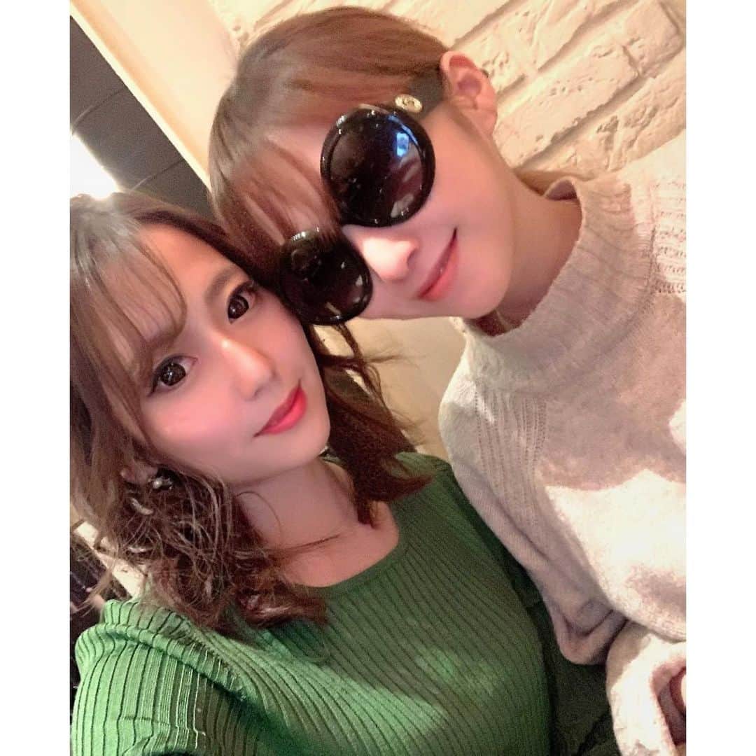 葉月樹里のインスタグラム：「元旦に産まれた保護者の荒川さん🧚‍♂️  . .  ばあちゃんになっても公園でスタバ飲もうな❤️心友✨  . . .  #葉月樹里 #soiréeine #ソワレーヌ #荒川千尋大師匠 @chis2nyan0520  #元旦におたおめ #ダブルめでたい日 #同い年わっしょい #心友様 #保護者さん」