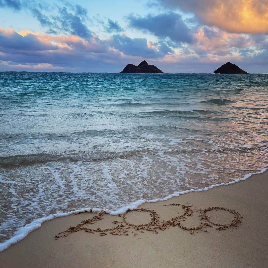 Lanikai Bath and Bodyさんのインスタグラム写真 - (Lanikai Bath and BodyInstagram)「Dear ocean, mahalo for making us feel tiny, salty, humble, and inspired, all at once. 2020 you sure taught us a lot, here’s to good vibes in 2021.  #2021 #newyear #resolutions #selfcare #wellness #ocean #turtle #sugarcane #hawaii #exfoliate #scrub #glow #acne #cbd #winter #body #health #organic #turtle plumeria #coconut #mango #rose #hawaii #gardenia #orchid #vanilla #greentea #kailua  #kukui #sunscreen #sunset」1月2日 14時08分 - lanikaibathandbody