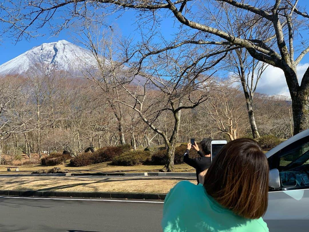 七海ティナさんのインスタグラム写真 - (七海ティナInstagram)「パパを撮るママを撮る娘。 . . . FUJIYAMA . . 空気が澄んでいて、とても静かな時の流れ。 空気が美味しいってこういうこと。 . .  #富士山#お正月#謹賀新年 #おはよう日本 #東京より暖かい」1月2日 14時09分 - tinaaaa1208