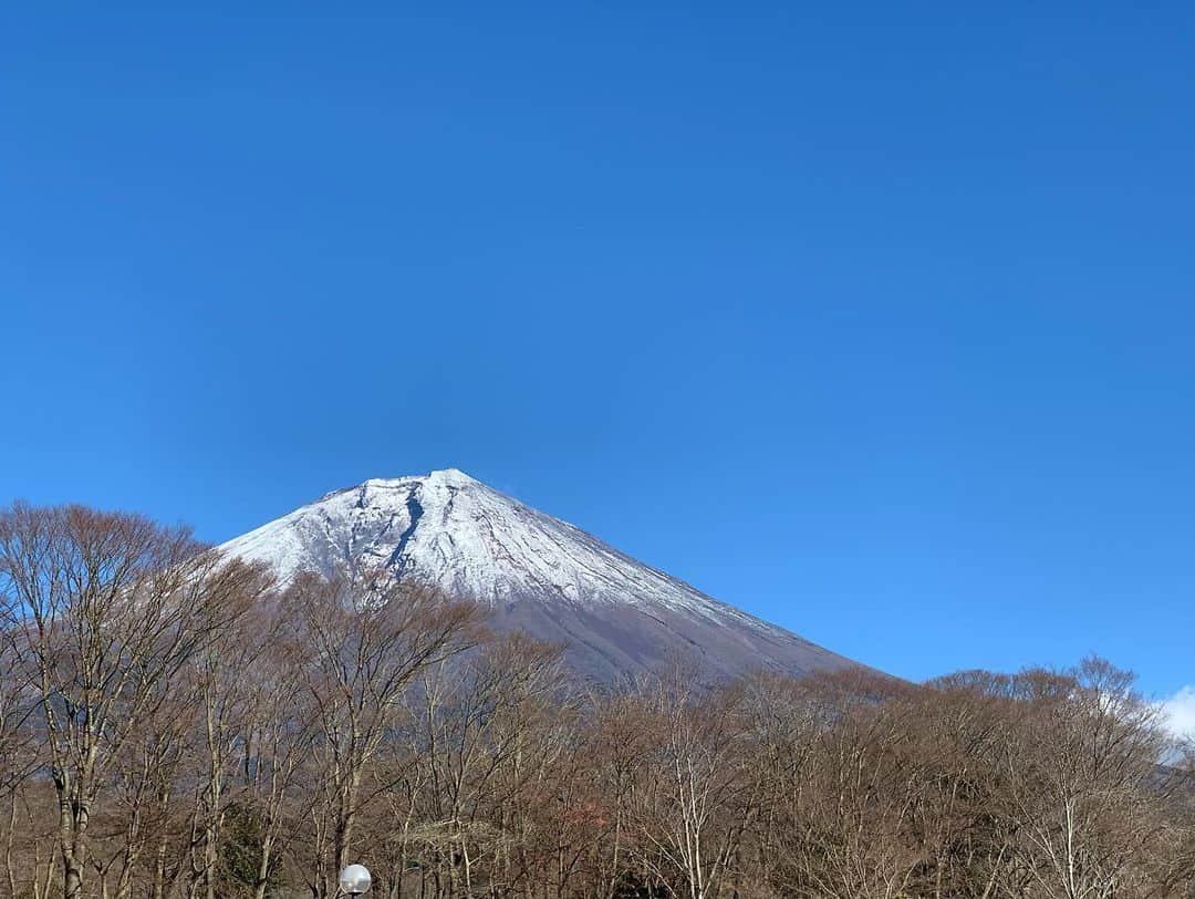 七海ティナさんのインスタグラム写真 - (七海ティナInstagram)「パパを撮るママを撮る娘。 . . . FUJIYAMA . . 空気が澄んでいて、とても静かな時の流れ。 空気が美味しいってこういうこと。 . .  #富士山#お正月#謹賀新年 #おはよう日本 #東京より暖かい」1月2日 14時09分 - tinaaaa1208
