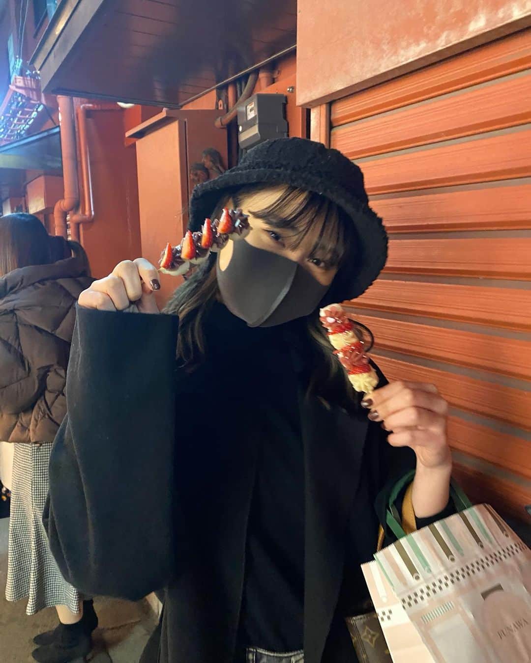 のインスタグラム：「🐮  2021新年快乐🎆  余裕そうに笑ってるけど 手の感覚なかった🤌  #浅草 #浅草グルメ  #浅草食べ歩き」