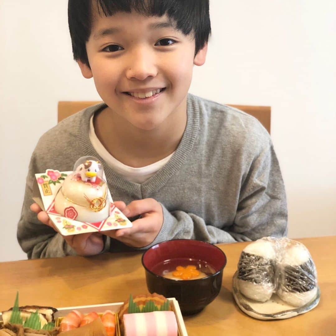 山口太幹さんのインスタグラム写真 - (山口太幹Instagram)「あ〜、昨日の投稿、西暦が間違ってた〜💦 ご指摘ありがとうございます😊 2021年スタートですね🤩  たくさんのコメントありがとうございます💕  今年は、おじいちゃん&おばあちゃんの家に行けなかったから、家でお正月を過ごしてるんだ\(//∇//)\ おせち、美味しかったよ😋  #山口太幹 #宮崎出身 #小学生男子  #子役 #俳優 #朝ドラ子役 #モデル #海汐プロダクション所属 #アービング所属  #あけましておめでとうございます  #本年もよろしくお願いします  #お正月 #新年 #2021年 #おせち」1月2日 14時12分 - taiki_umipro