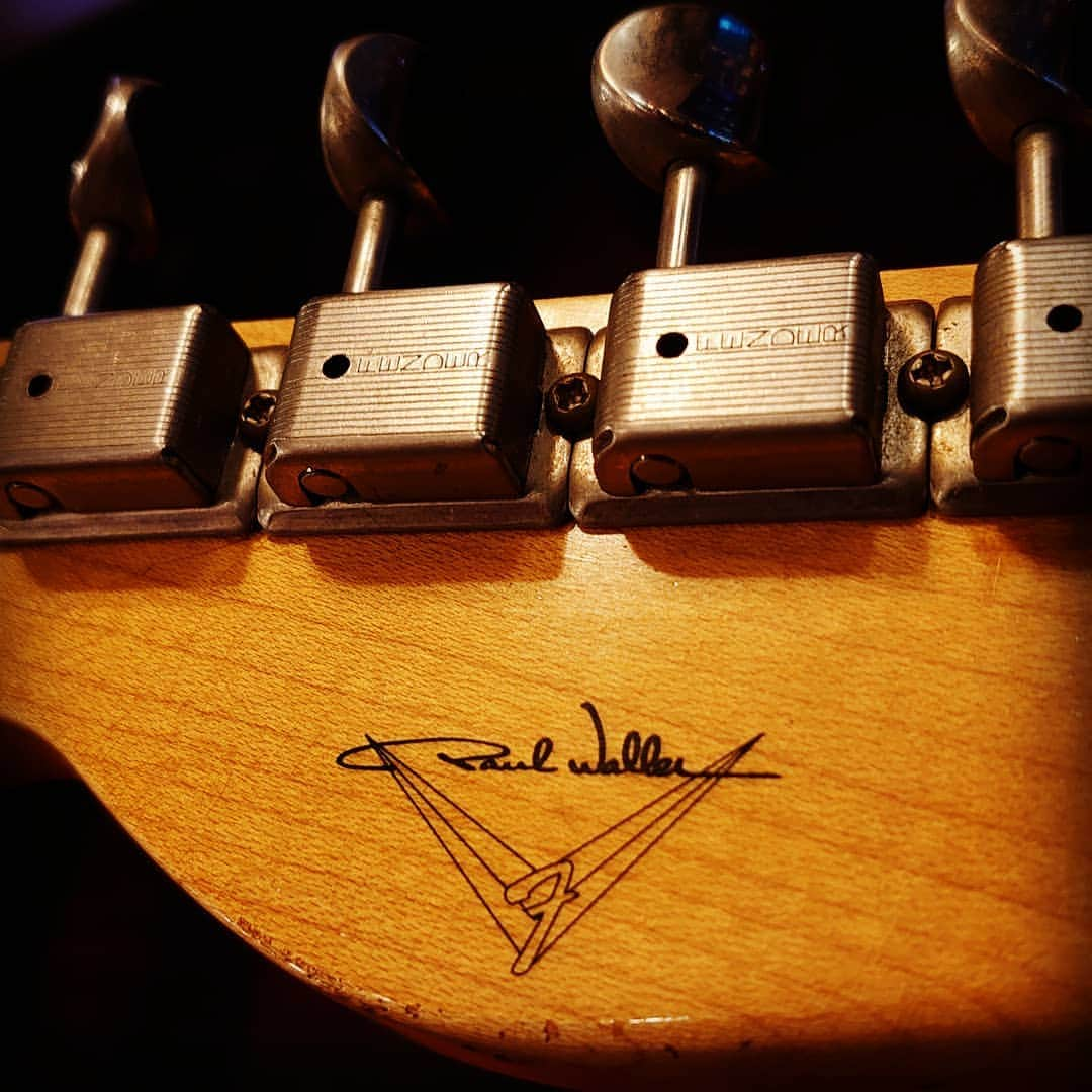 鈴木Daichi秀行のインスタグラム：「My new gear. #studiolife #mng #fender  #fendertelecaster」